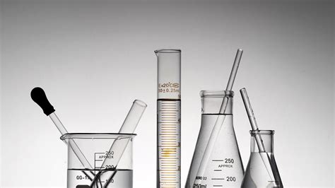  Borosilicate Glass:  The Unsung Hero in High-Temperature Applications and Laboratory Equipment!